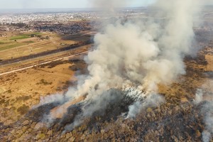 Incendio a la vera de la autopista Santa Fe - Rosario.