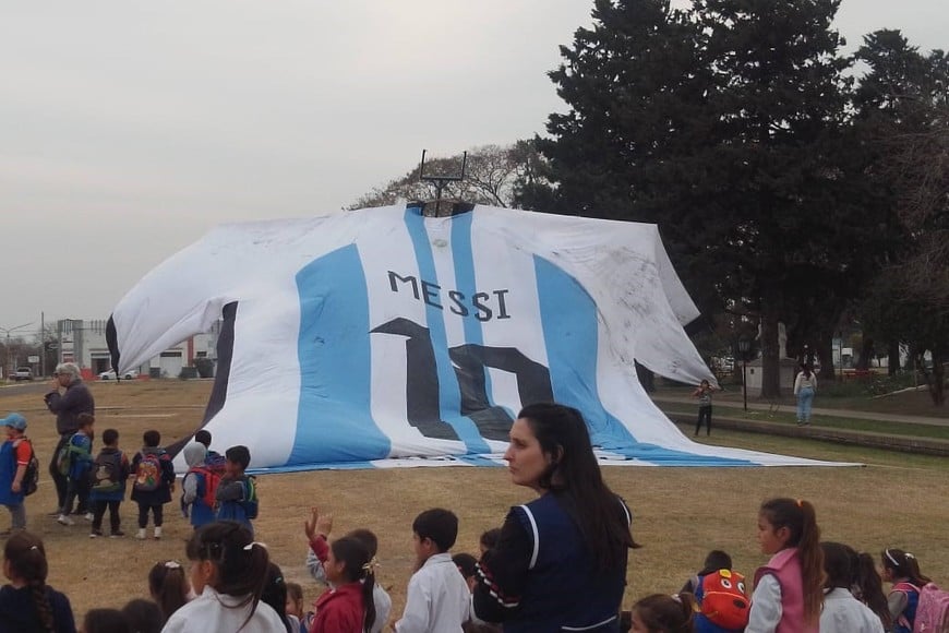  Gran cantidad de alumnos, de la Escuela 8181, escoltaron cada bandera de los pueblos y ciudades, en Providencia. Crédito: Adela Cruzado. 