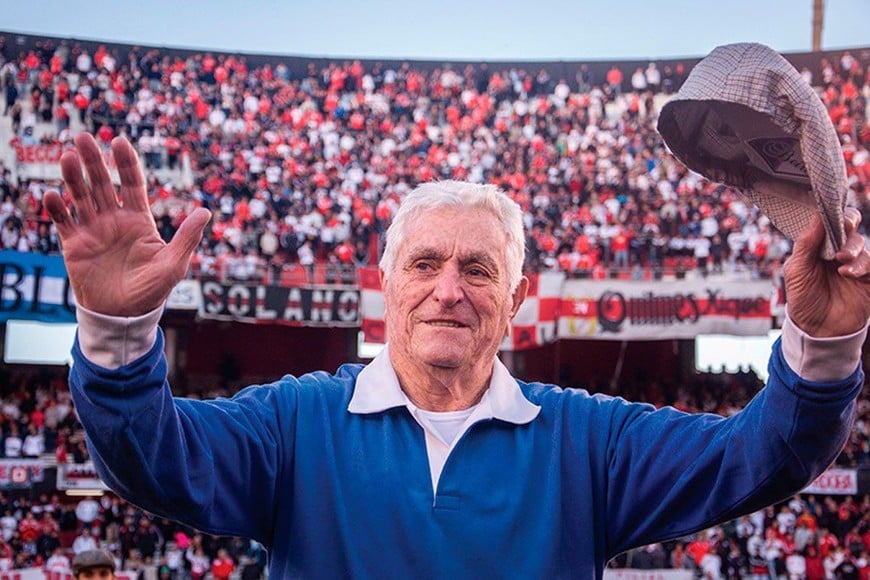 Amadeo Carrizo, el gran arquero de River en aquellos tiempos, uno de los mejores de la historia del fútbol argentino.