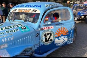 Los coches y pilotos, además de competir surcando los caminos de tierra  y levantando polvareda entre aplausos, pudieron verse y visitarse en Plaza Sarmiento haciendo que chicos y grandes gustosos del TC disfrutarán de cerca detalles e historias de estos rodados de ayer, en las calles de hoy.