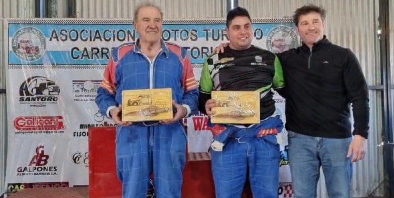 Los coches y pilotos, además de competir surcando los caminos de tierra  y levantando polvareda entre aplausos, pudieron verse y visitarse en Plaza Sarmiento haciendo que chicos y grandes gustosos del TC disfrutarán de cerca detalles e historias de estos rodados de ayer, en las calles de hoy.