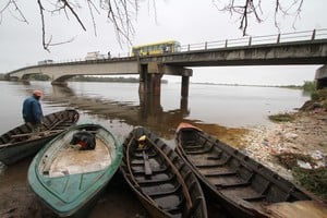 La imagen corresponde a 2017 cuando vecinos de la localidad de Arroyo Leyes alertaron sobre el estado del puente vital para el tránsito de la Ruta Provincial N1 "Teófilo Madrejón".  Crédito: Guillermo Di Salvatore-Archivo El Litoral