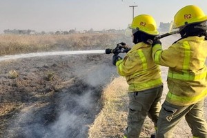 Las consecuencias del déficit de lluvias que caracteriza a "La Niña" se sienten en los recurrentes incendios forestales.