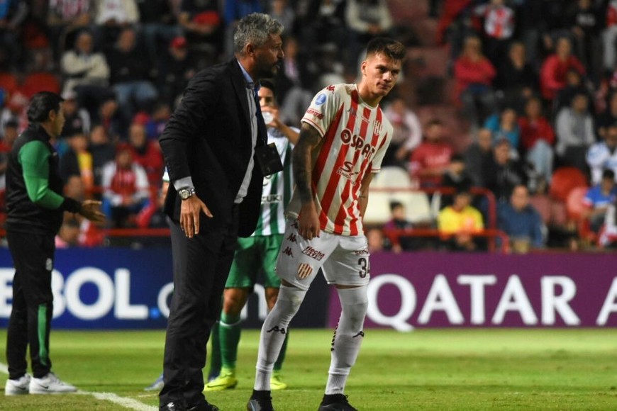 Otra vez "juntos". Como en la cancha, cuando uno era DT (Gustavo Munúa) y el otro era jugador del Tate (Kevin Zenón). Por estas horas con el pago que hizo Boca a Unión por el zurdo correntino, se podría levantar la inhibición en FIFA. Crédito: Manuel Fabatía.