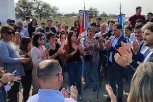 El gobernador Maximiliano Pullaro, acompañado por los ministros de Gobierno, Fabián Bastia, y de Trabajo, Roald Báscolo.