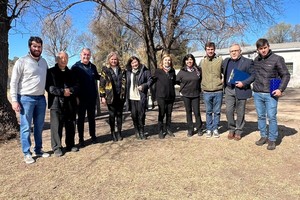 Federico con su madre hermanos y personal de la Escuela San José luego de la formalización del trámite.