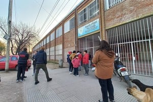 Presencia de padres y madres en la puerta de la institución este jueves. Crédito: Flavio Raina
