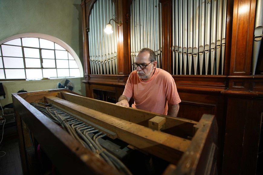 1,2,3...probando. Los especialistas acondicionas las piezas del histórico instrumento. Foto: Fernando Nicola