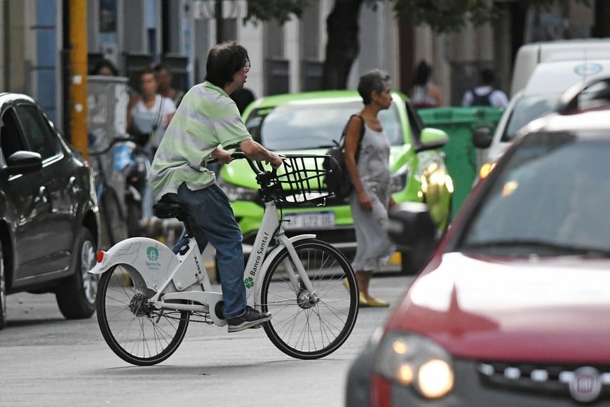 Taller. Son 10 las personas que trabajan a diario en el mantenimiento de las bicis.

Manuel Fabatía.