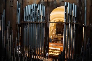 Así luce el corazón del órgano. De fondo se aprecia el teclado. Lo está recuperando tras años de deterioro. Foto: Fernando Nicola