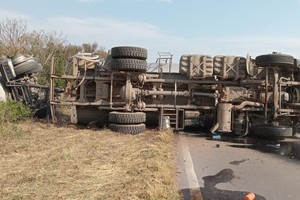 Fuentes policiales de la URXVI apuntaron que para remover el camión fue necesaria la presencia de una grúa de gran porte. Foto: Prensa URXVI