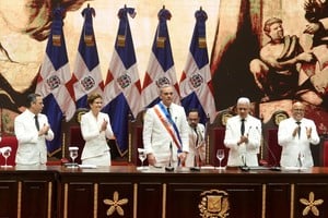 El presidente de la República Dominicana, Luis Abinader, recibe una gran ovación luego de asumir su segundo mandato de cuatro años en Santo Domingo, República Dominicana, el 16 de agosto de 2024. Reuters.