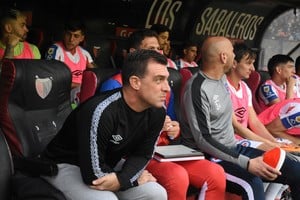 Con la soga al cuello. Pablo Guede, sentado en el banco de Argentinos Juniors el año pasado en la cancha de Colón. Las eliminaciones coperas (Sudamericana y Argentina) y la mala campaña en la Liga Profesional lo traen el lunes al borde del nocaut. Crédito: Pablo Aguirre