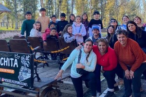 Entre las propuestas ofrecidas, los estudiantes disfrutaron de un recorrido por el turismo rural que caracteriza a Matilde, donde pudieron conocer de cerca las prácticas agrícolas locales y el entorno natural