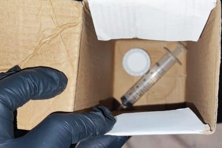 Detuvieron a “La dama de rosa”, una mujer que hacía delivery de drogas de diseño