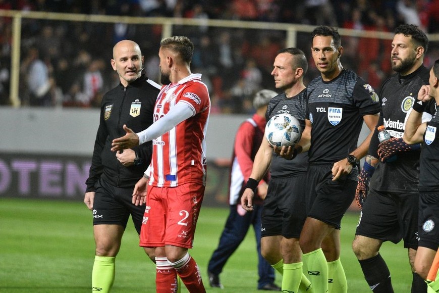 Vuelve Tello este lunes. El encuentro, pautado por la fecha 11 se jugará desde las 18.45 horas del próximo lunes y será arbitrado por Facundo Tello como juez principal, quien estará acompañado por Gabriel Chade y José Castelli como asistentes, además de Fabrizio Llobet como cuarto árbitro. Hace poco, dirigió Unión-Central acá. Crédito: Manuel Fabatía.