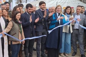 El momento del corte de cinta, que dejó inaugurada oficialmente la muestra.