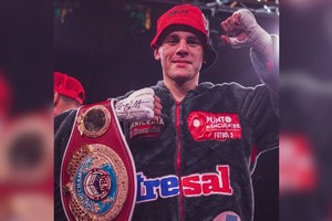 El santafesino Alan Crenz ganó por nocaut al colombiano Jean Carlo Orobio y retuvo el título mundial juvenil superligero.