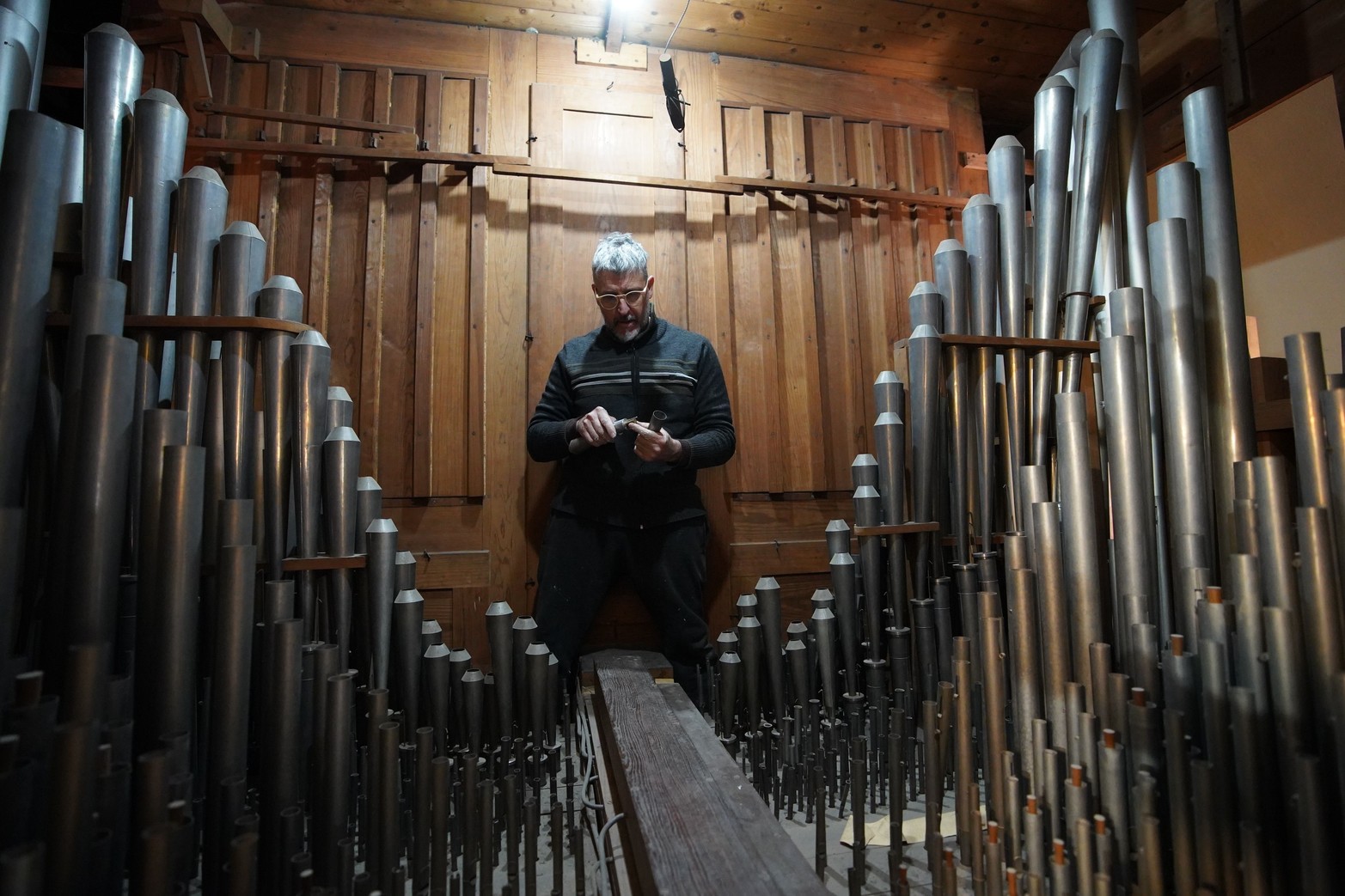 Patrimonio de Santa Fe. Dos especialistas trabajan dedicadamente en el gran órgano de la Catedral para que vuelva a emitir sus tonos característicos.