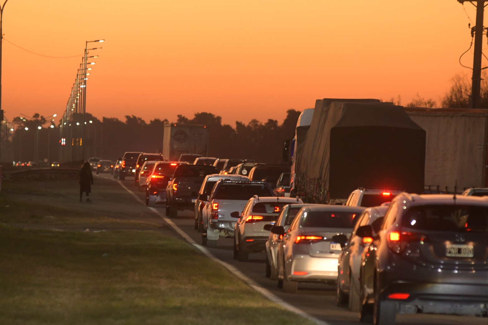 A la altura de la circunvalación oeste. Un choque múltiple en la autopista Brigadier López el martes por la tarde, que involucró a dos camiones, una camioneta y una moto, produjo un gran embotellamiento. Afortunadamente, sólo hubo daños materiales.