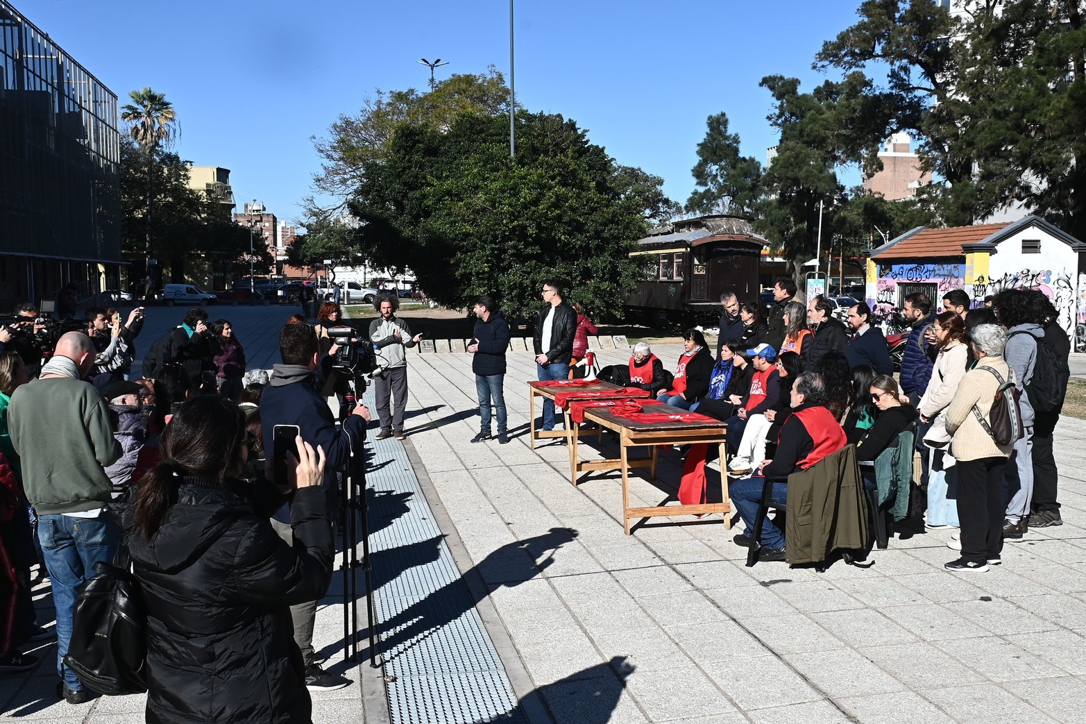 Iniciativa. Organizaciones sociales y políticas lanzaron la campaña Santa Fe Sin Hambre. Un voluntariado relevará comedores, copas de leche y merenderos de los barrios de la ciudad. Convocan a sumarse a toda la ciudadanía. Pretenden dar una respuesta ante la “gravísima” situación socioeconómica. Exigen el cumplimiento de la Ordenanza de Emergencia Alimentaria y el Pacto Social.