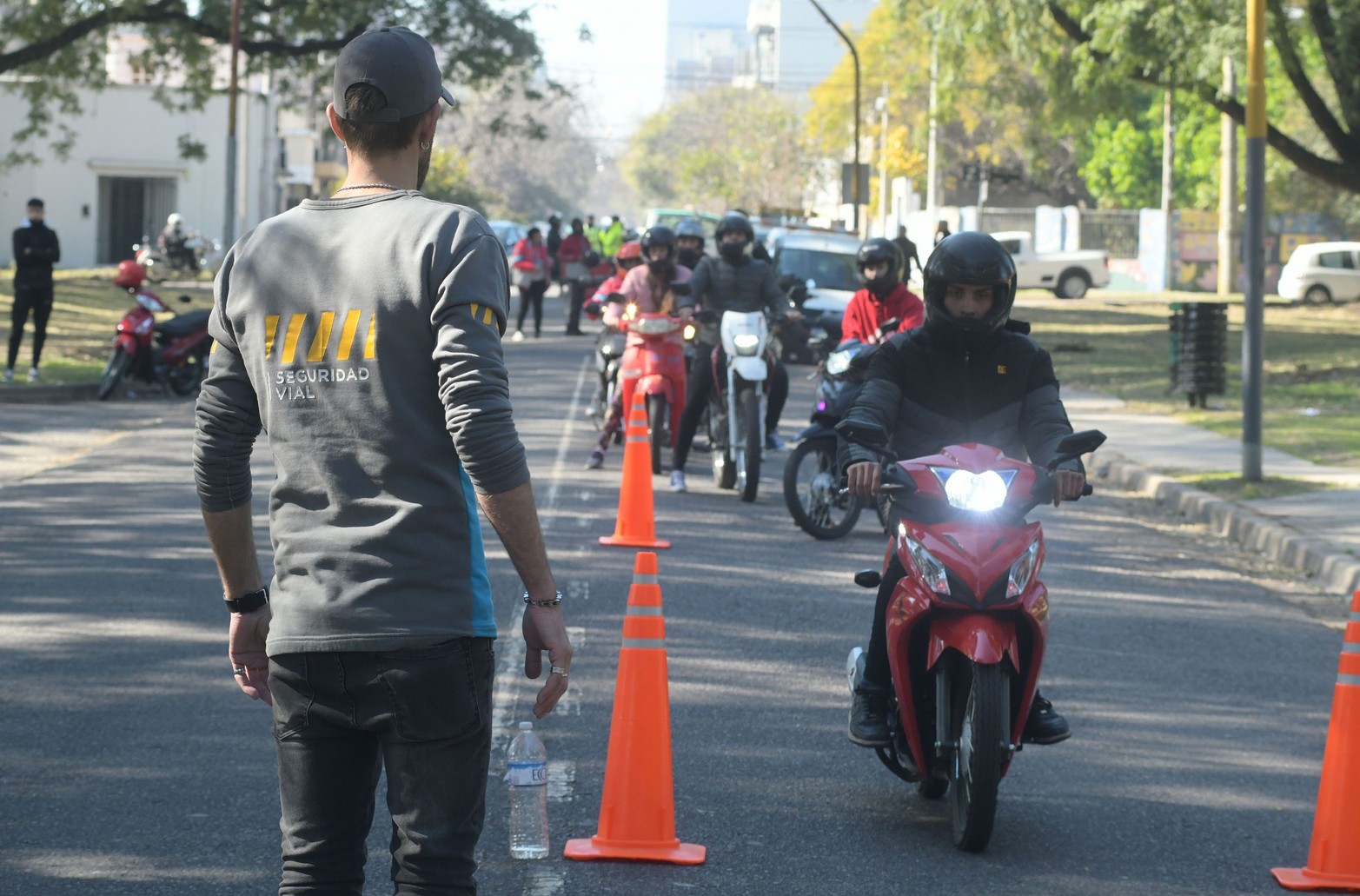 Seguridad vial. La provincia de Santa Fe convocó a motociclistas para una clínica de conducción segura y les regalaron un casco. La capacitación que tuvo lugar en el Parque Garay, se replicará en distintas localidades de la provincia. Se brinda una formación destinada a mejorar la conducción de moto vehículos y sus elementos de seguridad.