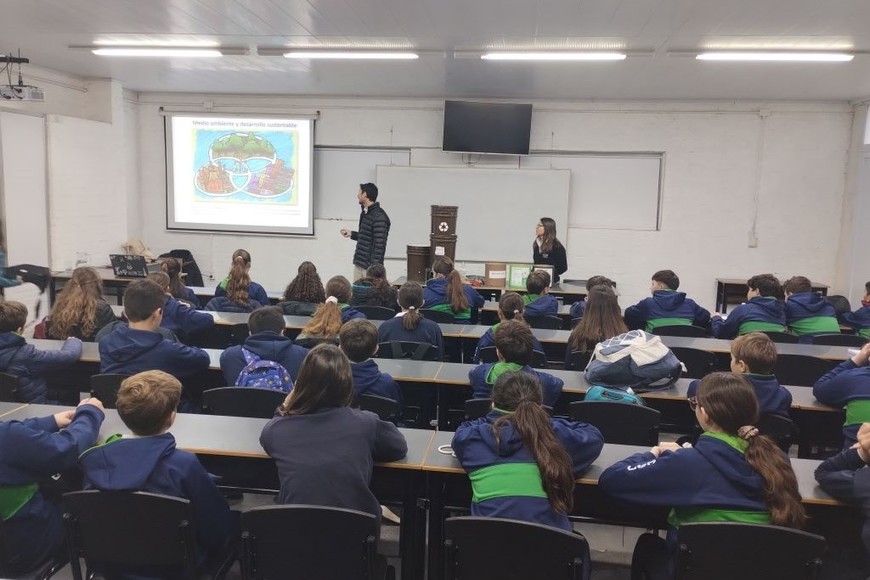 Este Proyecto de Extensión impulsado desde la Facultad de Ciencias Agrarias facilita a los alumnos participantes del nivel secundario, la puesta en práctica de operaciones intelectuales, exposición y debate de ideas; comprensión de la realidad social a partir de problemáticas reales; y desarrollo de una actitud crítica, solidaria y comprometida con la sociedad.