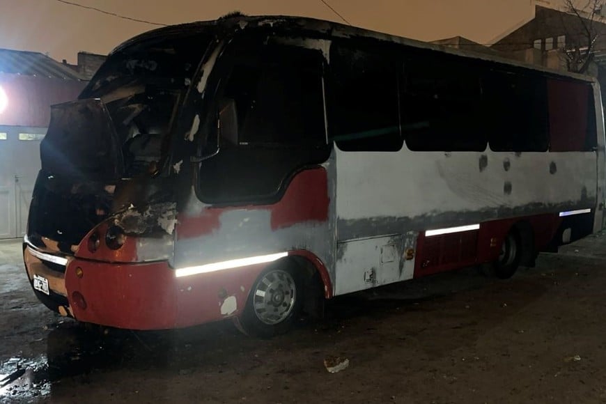 El micro sufrió daños de importancia en su parte delantera. Por suerte no hubo que lamentar consecuencias humanas. Crédito: El Litoral.