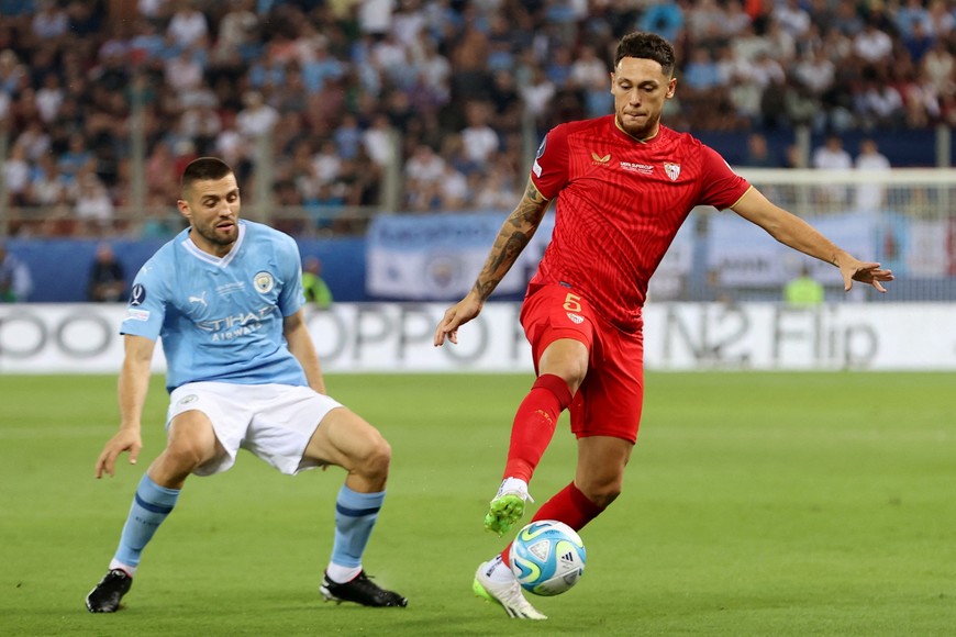 Soccer Football - UEFA Super Cup - Manchester City v Sevilla - Georgios Karaiskakis Stadium, Athens, Greece - August 16, 2023
Sevilla's Lucas Ocampos in action with Manchester City's Mateo Kovacic REUTERS/Alkis Konstantinidis