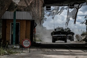 Ukrainian servicemen ride military vehicles from a crossing point at the border with Russia, amid Russia's attack on Ukraine, in Sumy region, Ukraine August 13, 2024. REUTERS/Viacheslav Ratynskyi     TPX IMAGES OF THE DAY