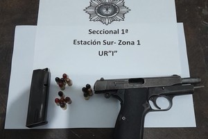 Los uniformados hallaron una pistola calibre 9 milímetros con la numeración de serie suprimida.