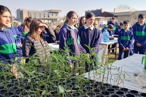 Este Proyecto de Extensión impulsado desde la Facultad de Ciencias Agrarias facilita a los alumnos participantes del nivel secundario, la puesta en práctica de operaciones intelectuales, exposición y debate de ideas; comprensión de la realidad social a partir de problemáticas reales; y desarrollo de una actitud crítica, solidaria y comprometida con la sociedad.
