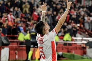 El grito de Alarcón para el triunfo y la punta del Globo. Crédito: Prensa Huracán