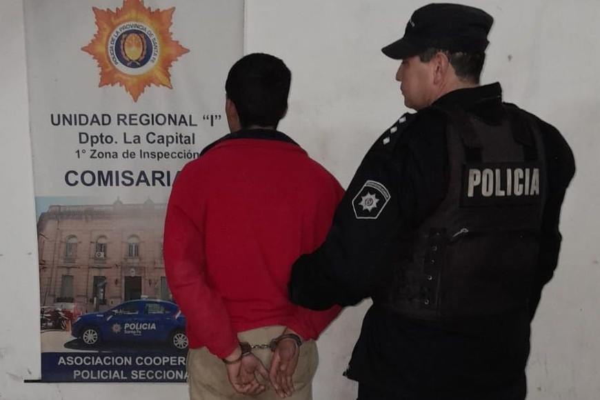 Un joven fue arrestado con una pistola de grueso calibre en barrio Santa Rosa de Lima.