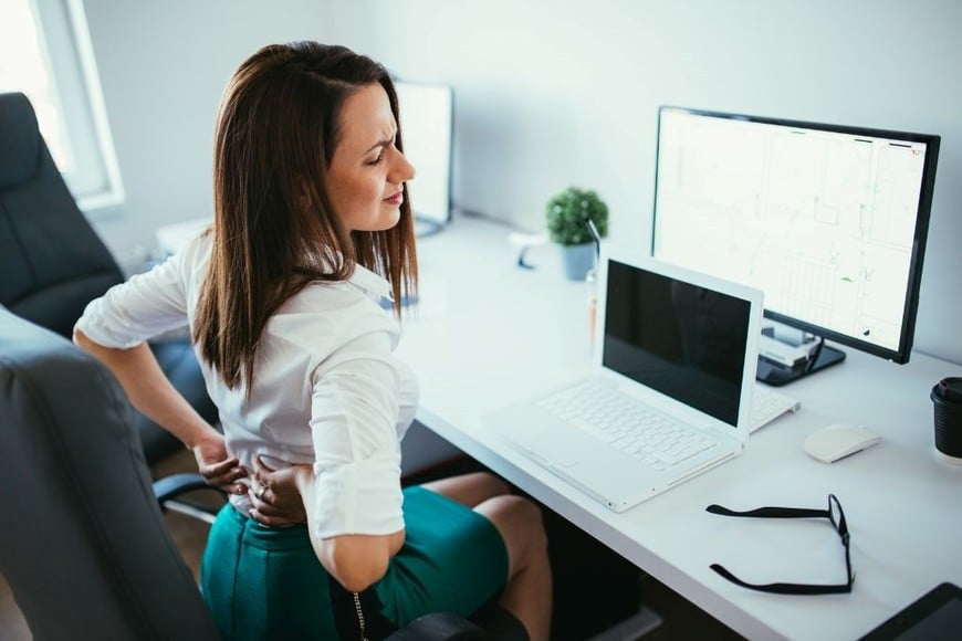 Pasar largas horas sentado puede causar tensiones en la espalda y el cuello.