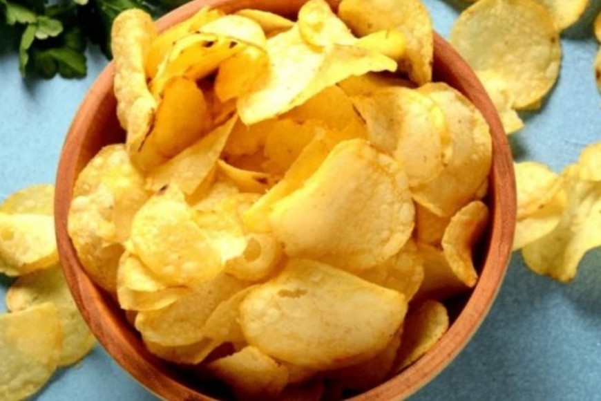 Hay variantes y, aunque su origen exacto es objeto de debate, la mayoría de las historias sitúan la creación de las papas fritas en Bélgica durante el siglo XVII.