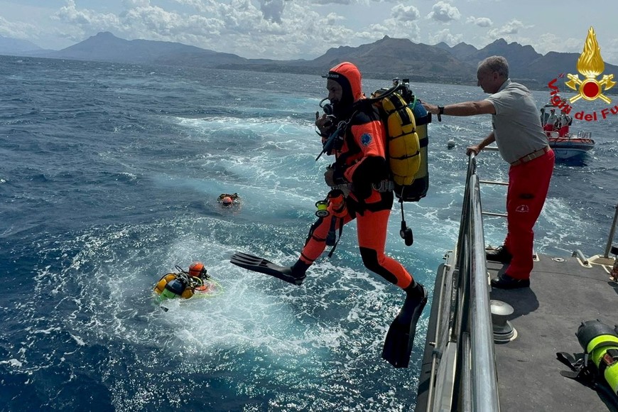 Divers operate in the sea to search for the missing, including British entrepreneur Mike Lynch, after a luxury yacht sank off Sicily, Italy August 19, 2024. Vigili del Fuoco/Handout via REUTERS ATTENTION EDITORS THIS IMAGE HAS BEEN SUPPLIED BY A THIRD PARTY. DO NOT OBSCURE LOGO.