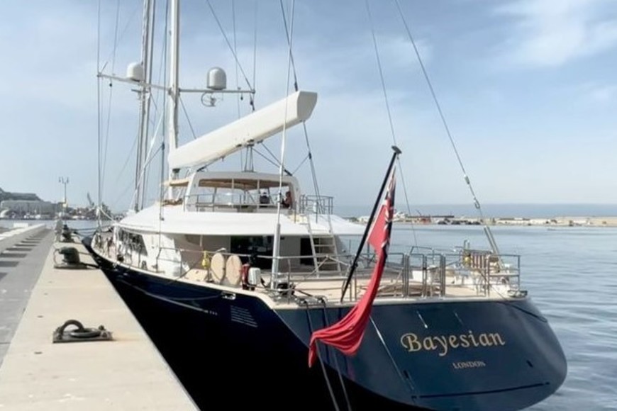 El Bayesian, un supervelero de 56 metros de eslora y bandera británica, se hundió frente a la costa siciliana.