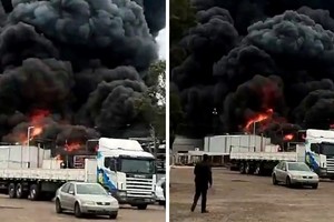 El fuego generó enormes columnas de humo negro y hay preocupación entre los vecinos de la zona.