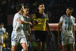 No le sale nada. Méritos de los rivales, groseros errores propios, fallos arbitrales (foto). Todo le juega en contra a "La Crema" en una temporada que es olvidable y donde pone en juego la permanencia en la Primera Nacional. Foto: Manuel Fabatía 