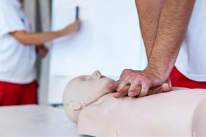 La educación en reanimación cardiopulmonar y el acceso a desfibriladores pueden marcar la diferencia en una emergencia.