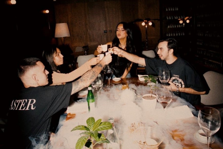 Miguel Ramírez (a la derecha) en un brindis con Becky G y parte del equipo de WIP Records en Medellín.