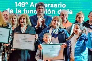 El acto concluyó con la entrega de diplomas a más de 20 funenses , que fueron nombrados ciudadanos distinguidos por haber dedicado su vida a la ciudad, a sus habitantes y a las instituciones.  El intendente Santacroce les dedicó unas palabras y celebró el legado de cada una de ellos.