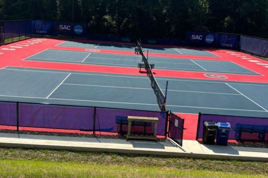 Las canchas de tenis en las cuales entrena y compite Agustín Mastri.