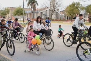 Vecinos y familias de la localidad se sumaron a los festejos.