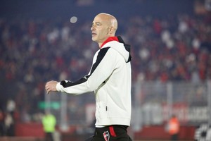 Mendez quiere seguir, pero Newell's agravó su crisis y todo está en duda.