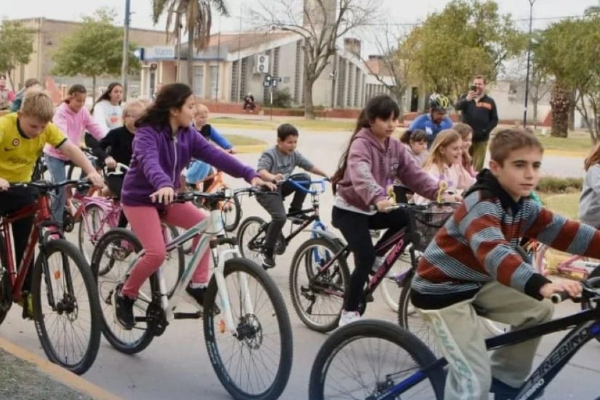 Vecinos y familias de la localidad se sumaron a los festejos.