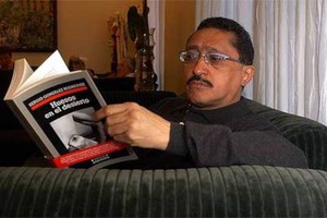 El periodista y escritor mexicano Sergio González Rodríguez, ya fallecido, sostiene un ejemplar de "Huesos en el desierto", la obra con la que se dio a conocer mundialmente. Allí denuncia los femicidios atroces de Ciudad Juárez. Archivo El Litoral