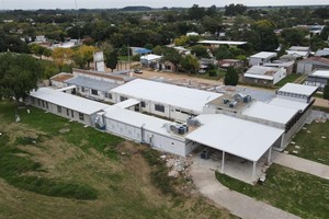 “El acto de apertura de ofertas económicas se realizará el martes 10 de septiembre, a partir de las 12, en el propio Hospital de Helvecia. El presupuesto oficial es de $ 3.998.705.922, pero a valores del mes de marzo, por lo que tenderá a superarse. Su plazo de ejecución está estipulado en 420 días calendario”, amplió el titular de la cartera de Obras.