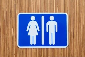 La mayoría de los clubes deportivos no permiten la entrada de personas del sexo opuesto en los vestuarios.